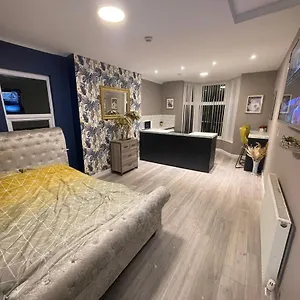 Selection Of Stylish Within Walking Distance Of City Centre Cardiff